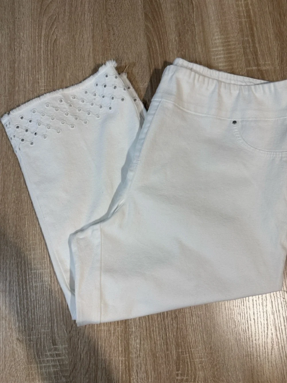 Plus Size 18 Ruby Rd. White Capri Jeans with Embroidered Eyelets Bottom Hem